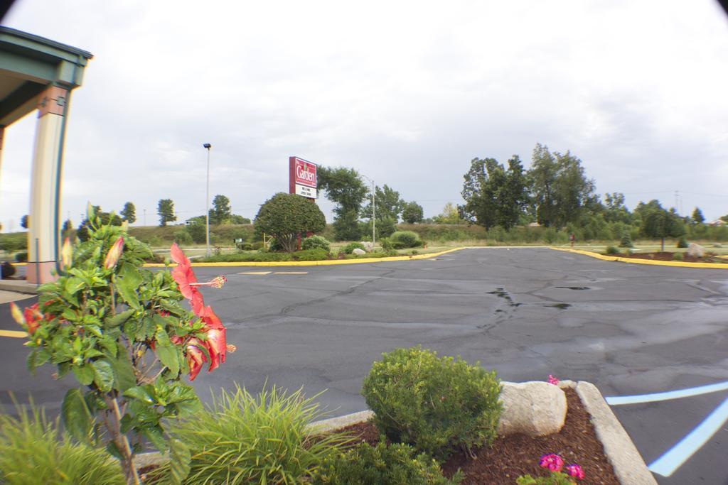 The Garden Inn Elkhart Bagian luar foto