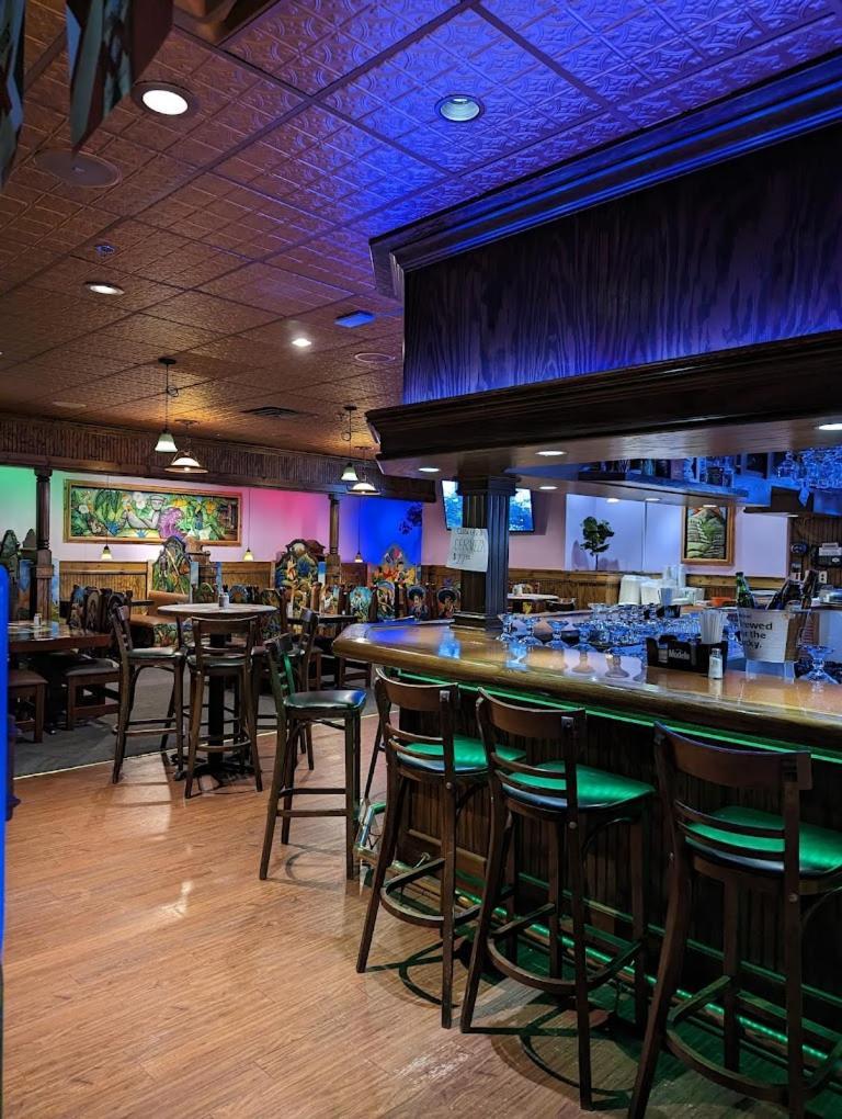 The Garden Inn Elkhart Bagian luar foto