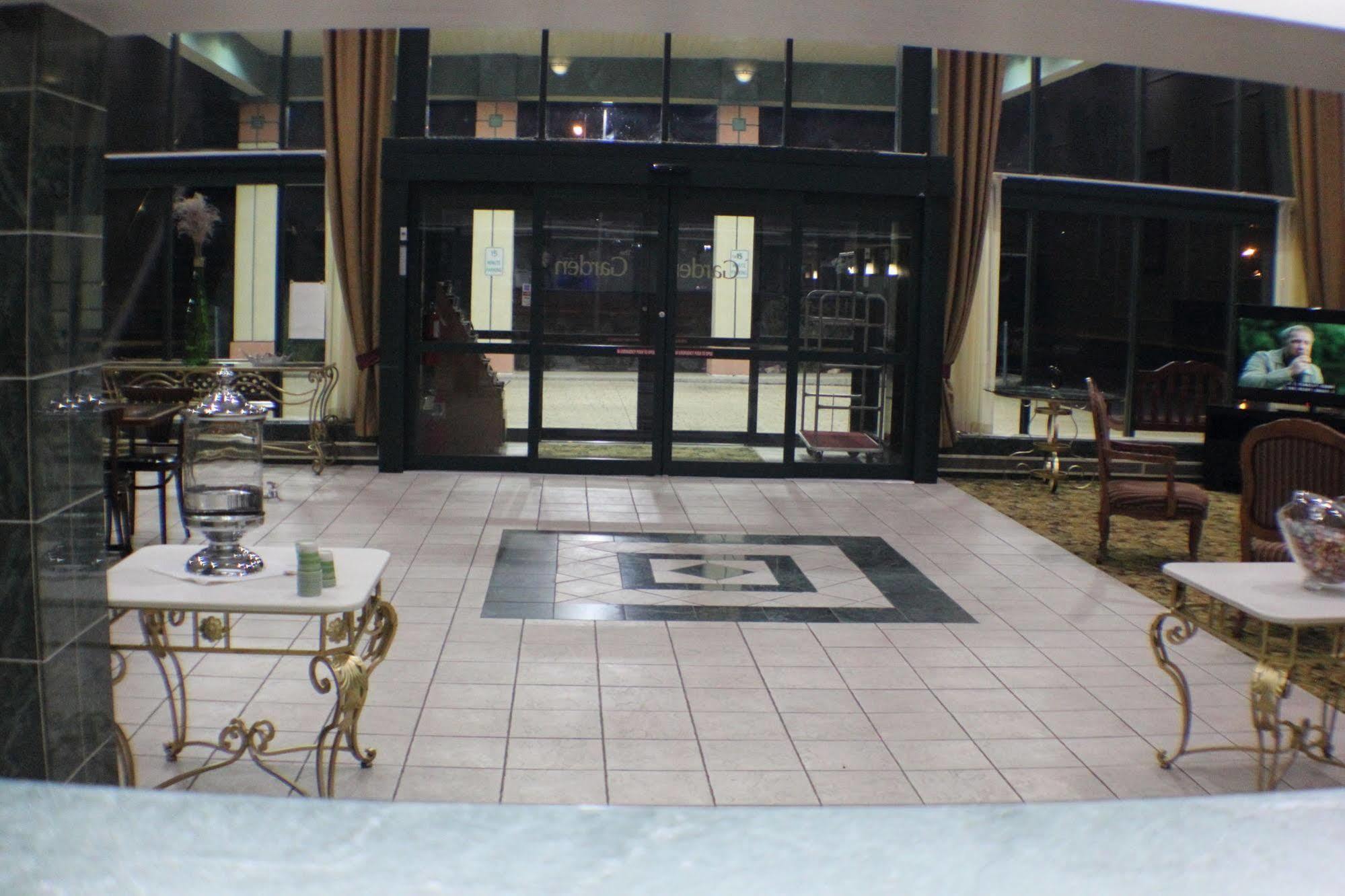 The Garden Inn Elkhart Bagian luar foto